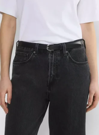 Akzentuierter schmaler Ledergürtel aus massivem Messing