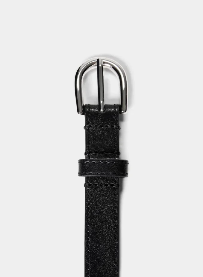 Akzentuierter schmaler Ledergürtel aus massivem Messing