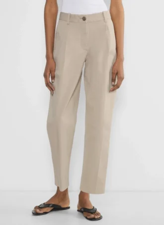 Chino-Hose mit mittlerer Leibhöhe und Karottenform