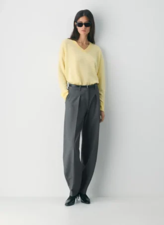 feather cashmere lockerer pullover mit v ausschnitt 1 330x451 - Feather Cashmere Lockerer Pullover mit V-Ausschnitt