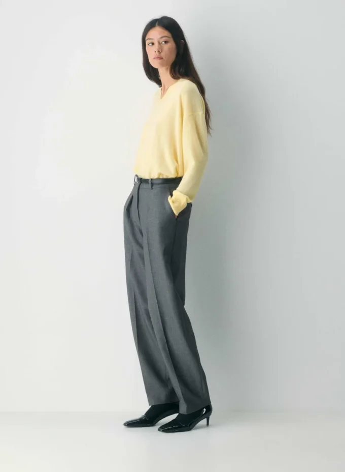 Feather Cashmere Lockerer Pullover mit V-Ausschnitt