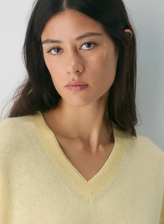 Feather Cashmere Lockerer Pullover mit V-Ausschnitt