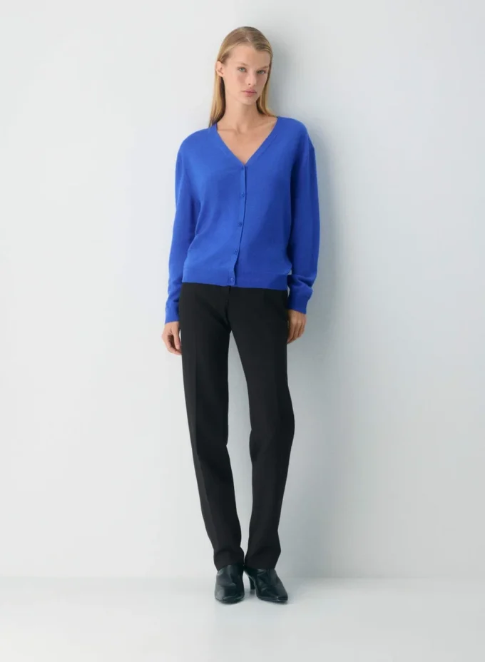 V-Ausschnitt-Strickjacke aus Bare Merino-Wolle V-Ausschnitt-Strickjacke aus Bare Merino-Wolle