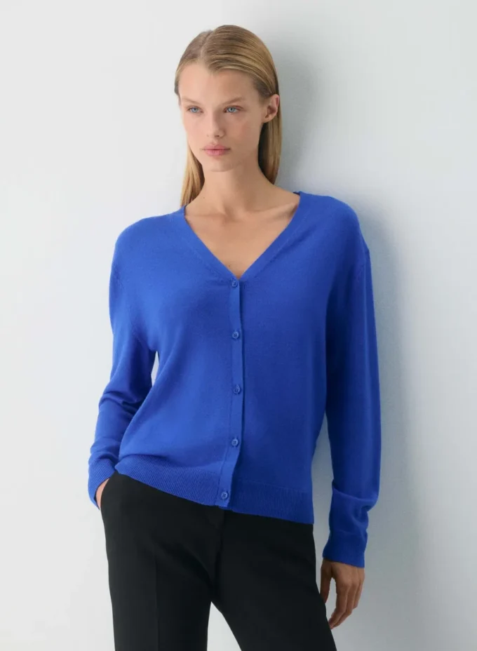 V-Ausschnitt-Strickjacke aus Bare Merino-Wolle V-Ausschnitt-Strickjacke aus Bare Merino-Wolle