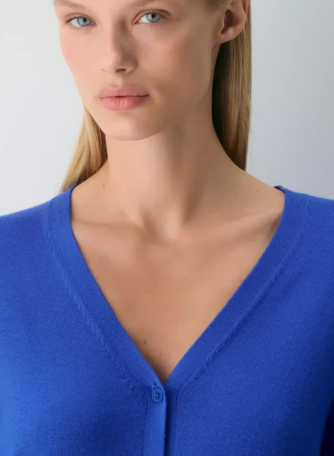 V-Ausschnitt-Strickjacke aus Bare Merino-Wolle V-Ausschnitt-Strickjacke aus Bare Merino-Wolle